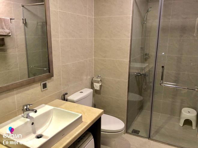 Toilet thiết kế khá đơn giản nhưng sử dụng những giải pháp thông minh để không gian luôn sạch, khu vực ướt và khô được ngăn cách.