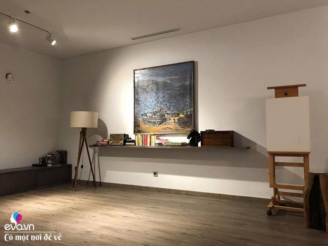 Chỉ cần những bình hoa nhỏ cũng làm thay đổi toàn bộ, khiến không gian nghệ thuật và mềm mại hơn.