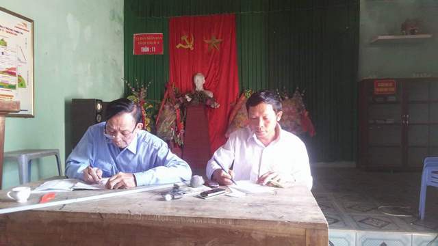 Cán bộ thôn 11, xã Quảng Hải tiếp nhận tiền ủng hộ của người dân để chữa trị cho 2 con của anh Ch.