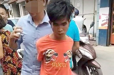 Nguyễn Văn Bằng bị người dân giữ lại sau vụ cướp. Ảnh: CTV.