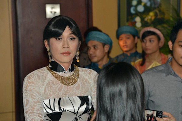 Hoài Linh tới dự đám cưới lần 2 của Hồng Tơ tổ chức năm 2012.