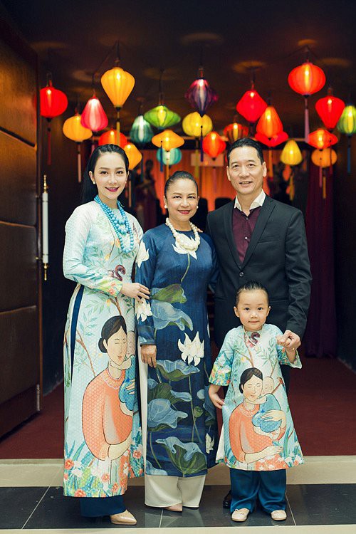 Linh Nga cùng bố mẹ - NSND Đặng Hùng, NSND Vương Linh và con gái Luna.