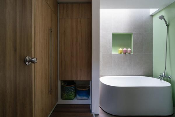 
Phòng tắm rộng rãi với bồn tắm lớn và tủ quần áo bằng gỗ.
