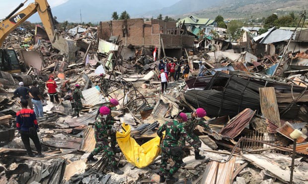 Tính đến sáng 4/10, số người thiệt mạng do thảm họa kép tại Indonesia là 1.424. (Ảnh: Mast Irham/EPA)