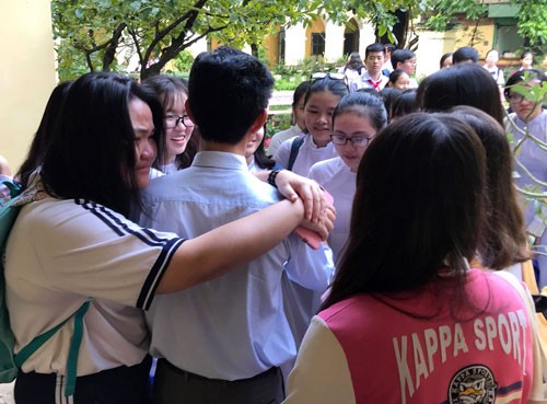 Nhiều học trò bật khóc, níu kéo thầy hiệu trưởng. Ảnh: Thu Trang.