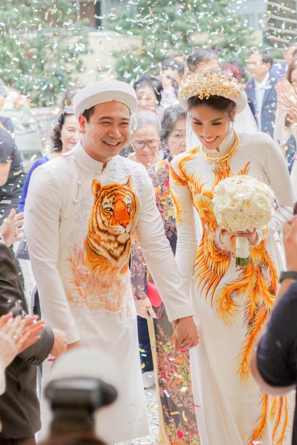 Ngày 24/9, Lan Khuê và Tuấn John tổ chức lễ vu quy tại nhà riêng. Họ diện áo dài màu trắng, thêu họa tiết con hổ và chim phượng hoàng.