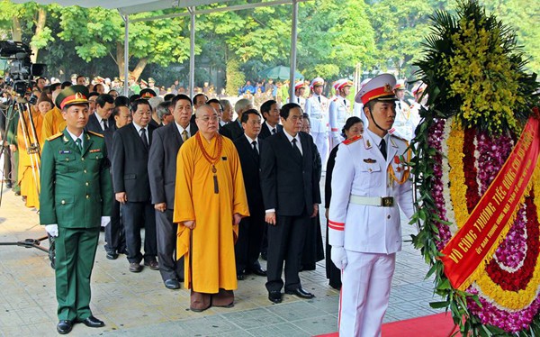 
Đoàn Ủy ban Trung ương Mặt trận Tổ quốc Việt Nam, do đồng chí Trần Thanh Mẫn, Bí thư Trung ương Đảng, Chủ tịch UBTƯ MTTQ Việt Nam làm Trưởng đoàn, viếng đồng chí Đỗ Mười. Ảnh Kim Oanh
