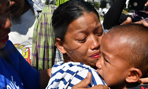 Rahmatia khóc khi đoàn tụ với con trai Jumadil hôm 5/10. Ảnh: AFP