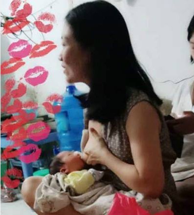 
Em bé được tạm đặt tên là Lê Bình An, được chị Trang cho bú tại nhà riêng ở phố Đội Cấn, Ba Đình, Hà Nội sáng 6/10. Ảnh: Hùng.
