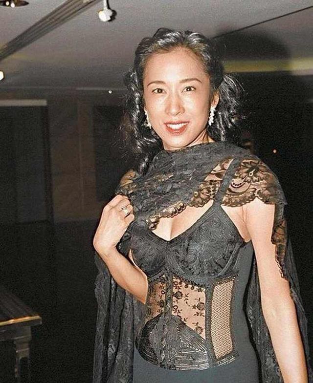 60 tuổi Chu Linh Linh vẫn tự tin diện trang phục hết sức gợi cảm.