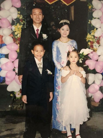 Hoa hậu Trần Tiểu Vy sớm được mẹ cho ăn diện điệu đà. Cô mặc váy công chúa, phối tất dài, giày búp bê và hoa cài đầu trong một lần dự tiệc.