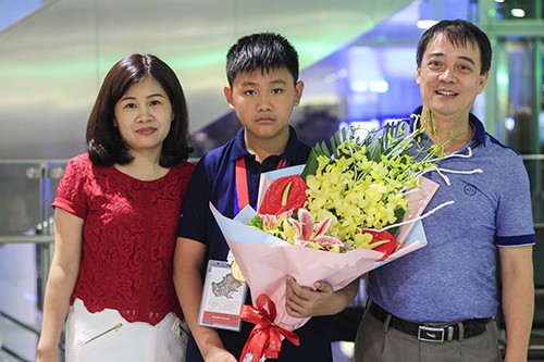 Nguyễn Đình Kiên bên bố mẹ sau khi hoàn thành kỳ thi IMSO 2018. Ảnh: Dương Tâm