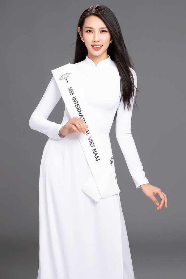 Đơn vị nắm giữ bản quyền các cuộc thi nhan sắc quốc tế trong đó có Miss International 2018 vừa đưa ra thông báo chính thức về việc Người đẹp Nhân ái 2018 Nguyễn Thúc Thuỳ Tiên sẽ thay Á hậu Thuý An tham gia cuộc thi Miss International 2018 (Hoa hậu Quốc tế) tại Nhật Bản.