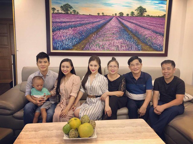 Thời gian gần đây, ca sĩ Hương Tràm liên tục chia sẻ về việc cô đang hoàn thành những khâu trang trí cuối cùng cho căn nhà của mình mới mua tại TPHCM.