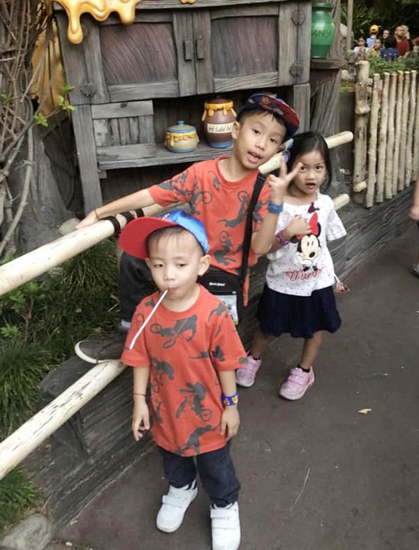 Các con của Ốc Thanh Vân đã quen với những chuyến du lịch xa cùng bố mẹ nên không hề mệt mỏi. 