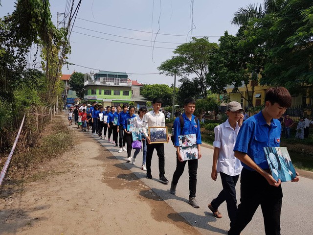 
Rất nhiều người rước di ảnh cố Tổng Bí thư Đỗ Mười vào khu an táng. Đây là những tấm ảnh ghi lại những hoạt động của ông khi còn công tác và lúc về hưu.
