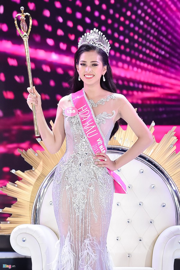 
Hoa hậu Trần Tiểu Vy sinh ra tại Hội An, Quảng Nam. 18 tuổi nhưng cô gái trẻ này đã thể hiện bản lĩnh cùng sự tự tin của mình. Người đẹp này sinh ra trong gia đình khá giả nhưng cô lại rất khiêm tốn.
