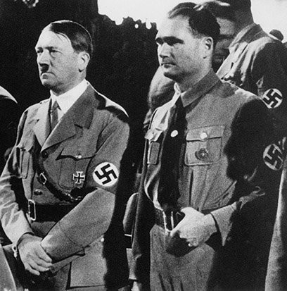 Adolf Hitler và Rudolf Hess (phải). Ảnh: Getty.
