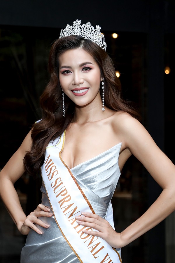 Minh Tú được trao dải băng và vương miện đại diện Việt Nam thi Hoa hậu Siêu quốc gia 2018 tại họp báo hôm 3/10.