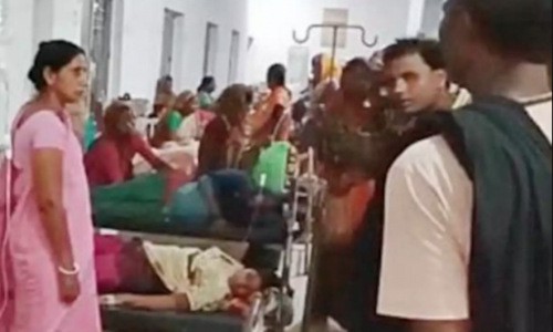Các nữ sinh và người thân trong bệnh viện sau vụ tấn công hôm 6/10. Ảnh: NDTV.