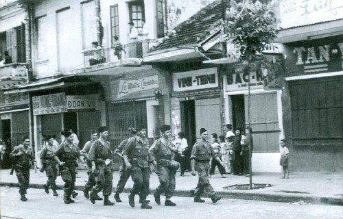 Những toán lính Pháp cuối cùng trên phố hàng Bông, Hà Nội tháng 10/1954. Ảnh tư liệu