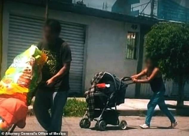 Juan v&agrave; Patricia bị bắt khi đang di chuyển thi thể nạn nh&acirc;n bằng xe đẩy em b&eacute;.