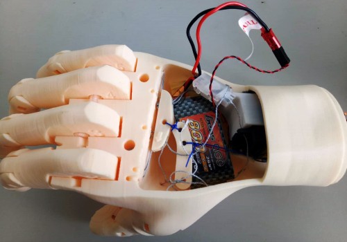 Bàn tay robot được lắp bo vi mạch xứ lý và động cơ servo bên trong. Ảnh: Thạch Thảo.