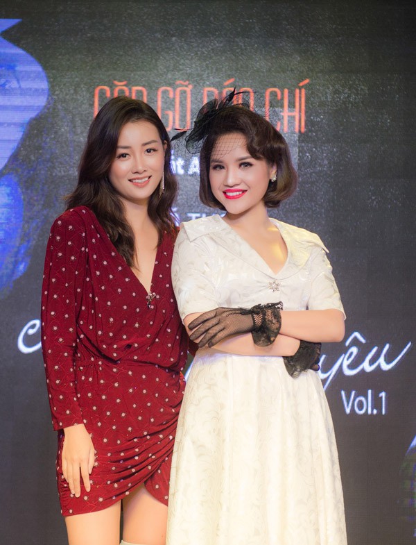 MC Đặng Quỳnh Chi cũng đến chia vui với Nhã Thanh. Cô còn đảm nhận vai trò dẫn dắt cho sự kiện họp báo của nữ ca sĩ.