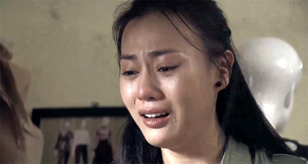 Quỳnh bật khóc khi gặp lại Lan đang làm nghề may ở quê nhà.