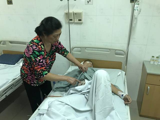 Bà Chung chăm sóc con trai tại bệnh viện.