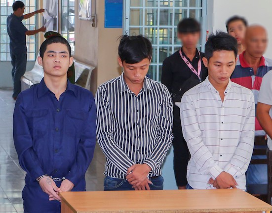 
Hoàng, Nam và Bình (từ trái qua) tại phiên tòa. Ảnh: C.A.
