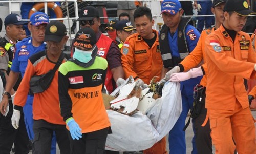 Nhân viên cứu hộ bê các mảnh vỡ của máy bay Lion Air tại bắc Jakarta ngày 30/10.
