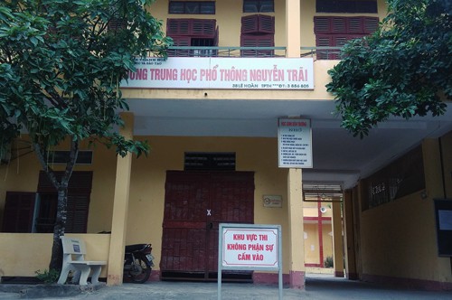 
Trường cấp ba nơi bảy học sinh bị đuổi học. Ảnh: Lê Hoàng.
