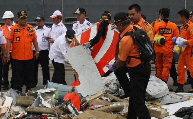 Các mảnh vỡ máy bay Lion Air gặp nạn. Ảnh: Reuters