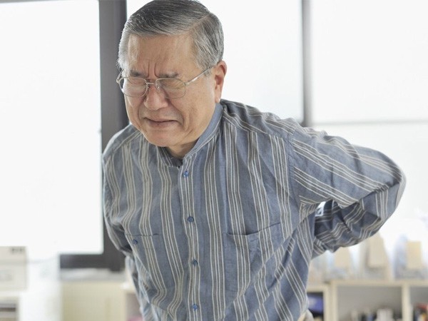 Nhiều người bị đau nhức xương khớp v&agrave;o m&ugrave;a lạnh