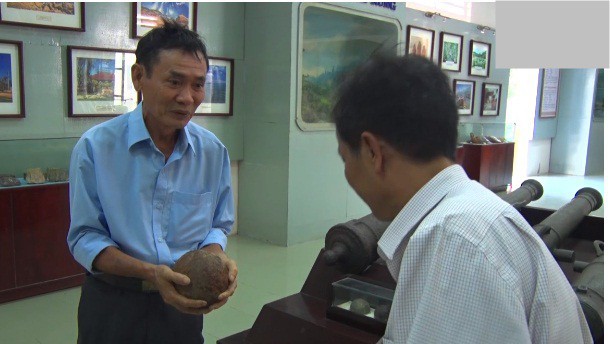 
Ông Dũng bàn giao 4 quả đạn thần công cho Bảo tàng Bình Định.
