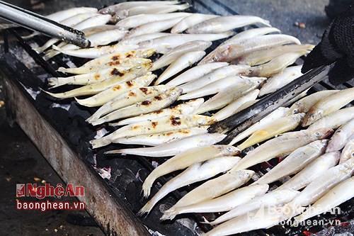 
Cá đục nướng thịt dai, ngọt luôn hấp dẫn du khách vào mùa du lịch biển. Ảnh: Việt Hùng.
