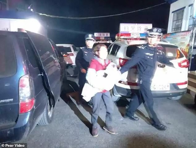 B&eacute; g&aacute;i được giải cứu, đưa về qu&ecirc; nh&agrave; v&agrave; được b&agrave; nội chăm s&oacute;c.