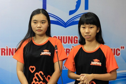 Lê Huỳnh Mai Tâm (phải) và Lê Thanh Nhã thuyết trình về hội chứng Sophophobia tại vòng chung khảo Tri thức trẻ vì giáo dục diễn ra chiều 9/11. Ảnh: Dương Tâm