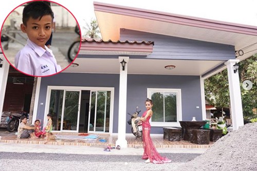 
Nes khoe ảnh nh&agrave; x&acirc;y cho bố mẹ. Ảnh: Instagram Nes.
