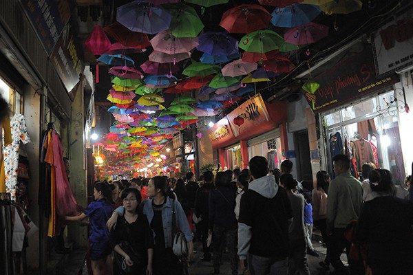 Hàng nghìn chiếc ô được treo trên khoảng không kéo dài dọc tuyến phố chính là điểm nhấn đặc biệt của năm nay.