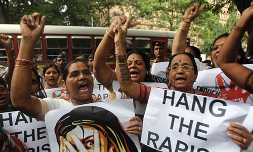 Biểu tình phản đối nạn hiếp dâm tại Ấn Độ. Ảnh: AP.