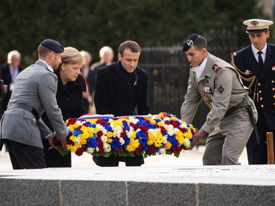 Khoảnh khắc bà Merkel và ông Macron đặt hoa tưởng niệm. Ảnh: EPA