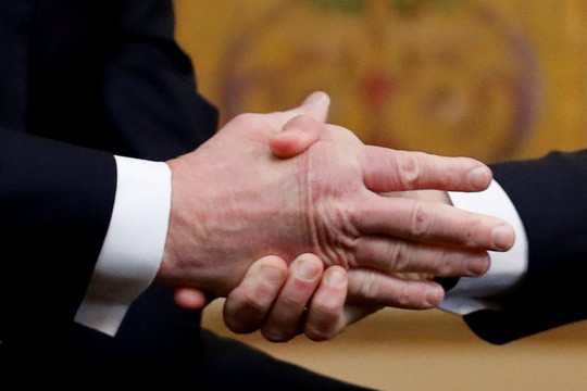 Trong khi tay ông Macron siết chặt thì ông Trump để tay thẳng ra và không tương tác ngược lại với Tổng thống Pháp. Ảnh: Reuters