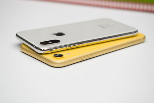 
iPhone X (phía trên) sử dụng khung thép nguyên khối, trong khi iPhone XR dùng hợp kim nhôm.
