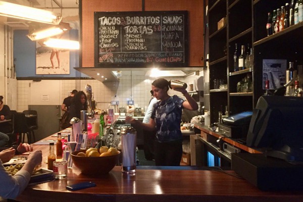 H&igrave;nh ảnh nữ nghị sĩ trẻ tuổi nhất nước Mỹ l&agrave;m việc cật lực trong qu&aacute;n bar.