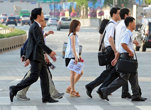 Nhiều người trẻ Hàn Quốc chọn việc theo mong đợi của bố mẹ, không theo đam mê của bản thân. Ảnh: Getty Images