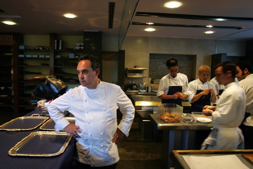 
Ferran Adria trong nhà bếp nhà hàng El Bulli của ông. Ảnh: AFP
