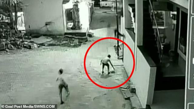 Cậu b&eacute; Swapnil đ&atilde; tr&egrave;o l&ecirc;n tr&ecirc;n để gỡ diều trong khi những người bạn đứng ph&iacute;a dưới.