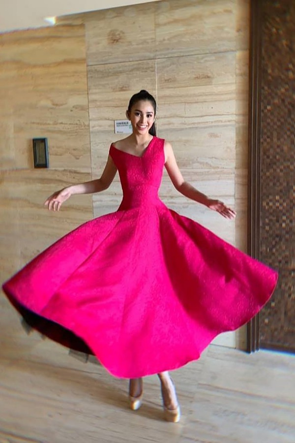 Tiểu Vy xuất hiện lộng lẫy với chiếc váy màu hồng của nhà thiết kế Đỗ Mạnh Cường trong một hoạt động của Miss World vào chiều 13/11. Cô chọn kiểu tóc đuôi ngựa, trang điểm nhẹ nhàng để xuất hiện cùng 120 thí sinh khác.